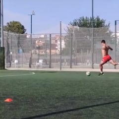 Lo de Carlitos Alcaraz no es el fútbol: las risas de sus amigos cuando le tocó lanzar el balón