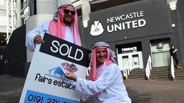 Seguidores ataviados con la ropa de los países árabes posan delante del Newcastle United.