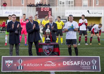 El Arenas Club recibió de Luis Rubiales, presidente de la RFEF, una réplica de la Copa del Rey ganada en 1919 al  Barcelona por 5 goles 2 en la final jugada en Madrid. En 1937, durante la Guerra Civil y a causa de un incendio, el trofeo desapareció de las vitrinas del club vizcaíno. Cien años después vuelve a las vitrinas del equipo de Getxo.
Franqui Egusquiaguirre,presidente del Arenas, entre Luis Rubiales y el portero y capitán Txemi Talledo.