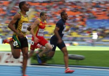 El atleta español, Bruno Hortelano (c) durante la semifinal de 200 metros masculina en la que ha terminado con un quinto puesto en su serie y una marca de 20.55 hoy durante los Mundiales de Atletismo de Moscú 2013