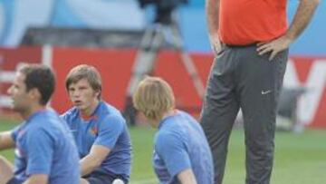 <strong>COMEDIDO.</strong> Hiddink sabe que España es un rival de categoría a pesar del clima de euforia que se vive en Rusia.