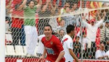 <b>EUFORIA. </b>Moisés celebra su gol, que metió con la cabeza y dio la victoria al Nàstic.