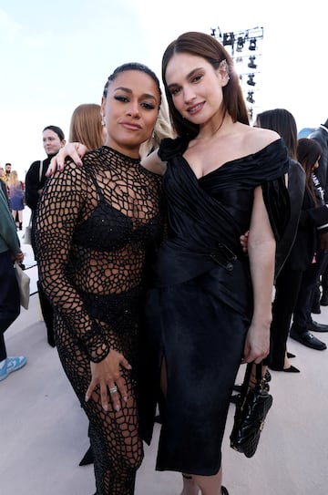 Ariana DeBose y Lily James durante la Versace Fall-Winter 2023 celebrada en Los Angeles.