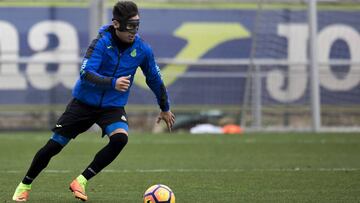 Hern&aacute;n P&eacute;rez, con m&aacute;scara, en un entrenamiento del Espanyol.