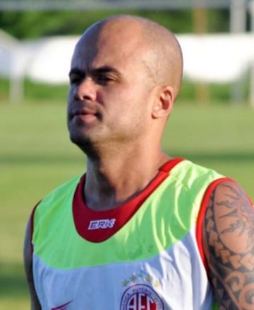 Se llama Ruy Bueno Neto, pero el tamaño de su cabeza, le han conferido el sobrenombre de Cabeção (Cabezao). Jugó para equipos como el Cruzeiro y Fluminense, pero sus cualidades con la pelota nunca superaron las dimensiones de su craneo: toda una atracción mediática en tierras amazónicas. Se retiró en 2015 jugando para el Operário, equipo de la Cuarta División brasileña.