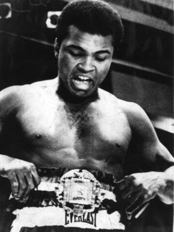 Muhammad Ali fue campeón del mundo de peso pesado en tres ocasiones.  