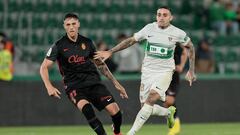 ELCHE, 10/10/2022.- El defensa del Mallorca, Antonio Raillo (i), con el balón ante el delantero del Elche, Roger Martí, durante el encuentro correspondiente a la octava jornada de primera división que disputan hoy lunes en el estadio Martínez Valero, en Elche. EFE/ Biel Alino
