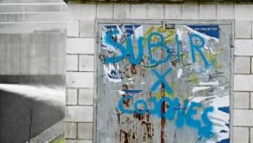 <b>PINTADAS. </b> La afición oviedista mostró su enfado con el equipo.