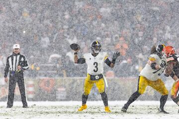 El quarterback de los Steelers, Russell Wilson (con el n¨²mero 3).