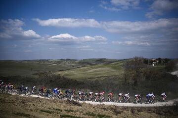 El pelotón durante Strade Bianche, clásica celebrada en Italia que se caracteriza por sus duros tramos de 'sterrato'.