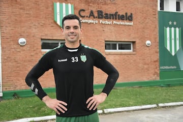 Salió de la U, jugó en Atlético Rafaela, Nacional, la selección uruguaya y hoy defiende a Banfield en Argentina.