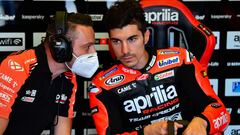 Maverick Vi&ntilde;ales en el box de Aprilia.