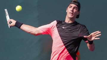 Thanasi Kokkinakis de Australia devuelve una bola a Taro Daniel de Jap&oacute;n hoy, martes 20 de marzo de 2018, durante un juego de la fase clasificatoria en el Abierto de Tenis de Miami, en que se realiza en Key Biscayne, Miami.