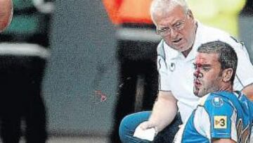 <b>BATALLA CAMPAL. </b>Así acabó Marc Torrejón, con una brecha en la cabeza (igual que Albert Serrán), el 'amistoso' ante el Derby County.