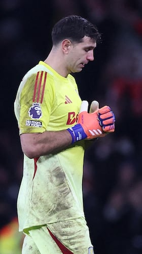 Soccer Football - Premier League - Arsenal v Aston Villa - Emirates Stadium, London, Britain - December 30, 2025 Aston Villa's Emiliano Martinez looks dejected after the match REUTERS/David Klein EDITORIAL USE ONLY. NO USE WITH UNAUTHORIZED AUDIO, VIDEO, DATA, FIXTURE LISTS, CLUB/LEAGUE LOGOS OR 'LIVE' SERVICES. ONLINE IN-MATCH USE LIMITED TO 120 IMAGES, NO VIDEO EMULATION. NO USE IN BETTING, GAMES OR SINGLE CLUB/LEAGUE/PLAYER PUBLICATIONS. PLEASE CONTACT YOUR ACCOUNT REPRESENTATIVE FOR FURTHER DETAILS..
