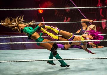 Alicia Fox y Sasha Bank pelean durante el espectáculo de la WWE en Zenith Arena el 9 de mayo de 2017 en Lille, al norte de Francia.