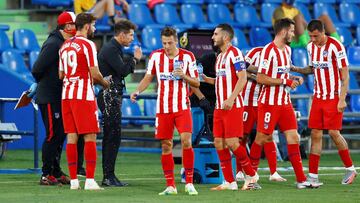 Los jugadores del Atlético escuchan a Simeone en la pausa de hidrtación en Getafe.