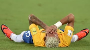 Neymar acabó con una brecha ante Bolivia. El jugador brasileño recibió un codazo de Duk que le dejó con la cara ensangrentada.