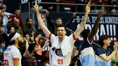 SANTIAGO DE COMPOSTELA, 22/01/2023.- Los jugadores del Monbus Obradoiro celebran la victoria contra el Kazoo Baskonia, 91-86, tras el partido de liga ACB que se disputa esta mañana en el pabellón de Sar en Santiago de Compostela. EFE/Lavandeira jr
