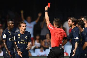 Modric (second left) sees red at Balaídos this weekend.