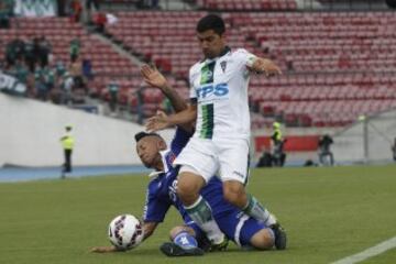 Ftbol, Universidad de Chile v Santiago Wanderers.
Dcima fecha, campeonato de Apertura 2015.
El jugador de Santiago Wanderers, David Pizarro centro, disputa el baln con Leandro Valencia de Universidad de Chile durante el partido de primera divisin en el estadio Nacional de Santiago, Chile.