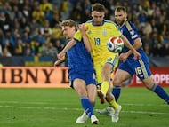 Starfelt intenta quitarle el balón a Vanat durante el partido disputado contra Ucrania