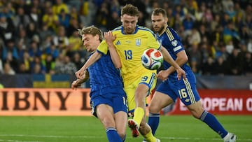 Starfelt intenta quitarle el balón a Vanat durante el partido disputado contra Ucrania