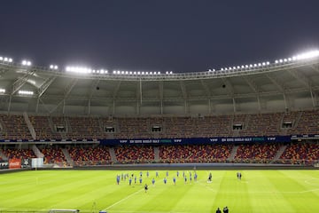 La Roja reconoció el terreno de juego del estadio Único Madre de Ciudades. Con capacidad para 30 mil personas, será el escenario del Argentina-Chile de este jueves.