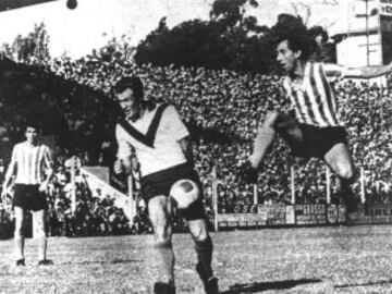 Bilardo jugó en las categorías inferiores de San Lorenzo de Almagro y debutó en el primer equipo en 1958. En 1961 se marchó al Deportivo y Español y en 1965 firmó con Estudiantes de la Plata. En el equipo pincharrata ganó una Liga en 1967; tres Copas Libertadores de América en los años 1968, 1969 y 1970, la Copa Interamericana de 1969 y la Intercontinental de 1968.