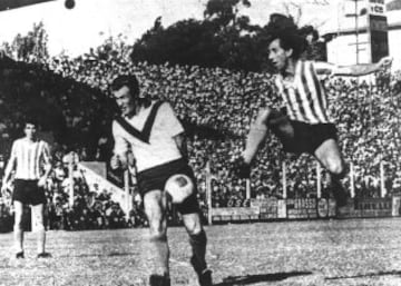 Bilardo jugó en las categorías inferiores de San Lorenzo de Almagro y debutó en el primer equipo en 1958. En 1961 se marchó al Deportivo y Español y en 1965 firmó con Estudiantes de la Plata. En el equipo pincharrata ganó una Liga en 1967; tres Copas Libertadores de América en los años 1968, 1969 y 1970, la Copa Interamericana de 1969 y la Intercontinental de 1968.