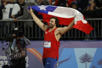 SANTIAGO, CHILE-OCT 30: Lucas Nervi de Chile, gana medalla dded oro en la prueba de lanzamiento de disco masculino, durante los Juegos Panamericanos Santiago 2023 en el Coliseo del Estadio Nacional Julio Martínez, el 30 de Octubre en Santiago, Chile. / Lucas Nervi of Chile, wins a gold medal in the men's discus throw event, during the Santiago 2023 Pan American Games at the Julio Martínez National Stadium Coliseum, on October 30 in Santiago, Chile. (Foto de Andres Pina/Santiago 2023 via Photosport).


