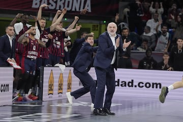 Pablo Laso y el banquillo del Baskonia durante el partido de la Euroliga ante la Virtus Bolonia.