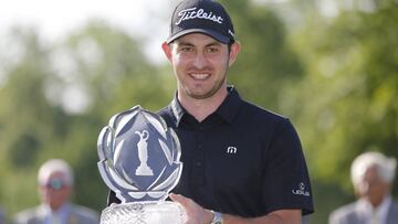 Patrick Cantlay posa con el trofeo de campeón del The Memorial en el Muirfield Village Golf Club.