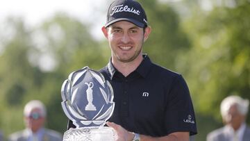 Patrick Cantlay posa con el trofeo de campe&oacute;n del The Memorial en el Muirfield Village Golf Club.