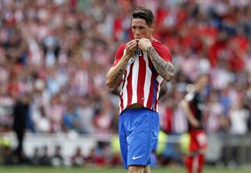 Torres kisses the Atlético club badge during Los Rojiblancos' final game at their former Vicente Calderón stadium.