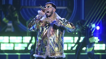 ARCHIVO - Anuel AA se presenta en los Latin American Music Awards en Los &Aacute;ngeles el 17 de octubre de 2019.