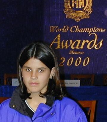 El 2000 fue el a?o definitivo del despegue de Laia en el mundo del trial. Primero gan¨® el nacional, siendo la ¨²nica participante femenina en cadete, y ese triunfo solo fue el principio de una carrera deportiva excepcional que a su vez, le llevar¨ªa hasta el Mundial femenino. Su primera participaci¨®n mundialista no podr¨ªa haber salido mejor, pues fue llegar y alzarse hasta lo m¨¢s alto. Laia conquist¨® junto a Beta el t¨ªtulo en el que deber¨ªa haber sido un a?o de aprendizaje, para sellar una de las mejores temporadas de su trayectoria con tan solo 14 a?os. A este inaugural, le siguieron otros seis consecutivos de los 14 totales que ostenta en su palmar¨¦s.
