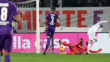 EPA023. FLORENCE (ITALIA), 27/02/2019.- Alejandro G&oacute;mez (d) de Atalanta anota este mi&eacute;rcoles, en un partido de la semifinal de la Copa Italia entre ACF Fiorentina y Atalanta BC en el estadio Artemio Franchi en Florencia (Italia). EFE/CLAUDIO