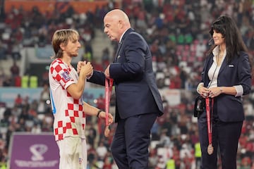 El presidente de la FIFA, Gianni Infantino, entrega la medalla de bronce a Luka Modric.
