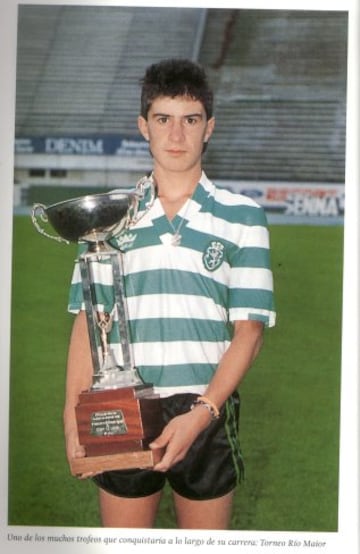 Luis Figo en su juventud en las categorías inferiores del Sporting de Portugal, club donde se formó.