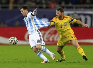 Lionel Messi de Argentina desafía al  rumano Razvan Rat Dinca durante el partido de fútbol amistoso internacional  Rumania - Argentina en Bucarest.
