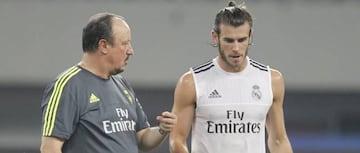 Benítez charla con Bale.