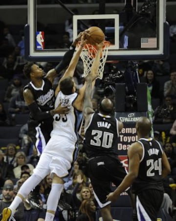 Marc Gasol recibe una falta de Ben McLemore.