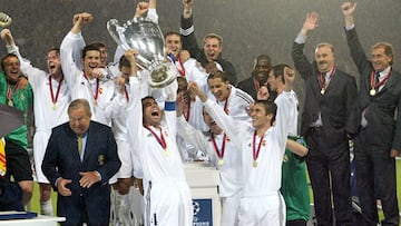 FINAL DE LA LIGA DE CAMPEONES CHAMPIONS LEAGUE REAL MADRID BAYER LEVERKUSEN EN GLASGOW EQUIPO FORMACION ENTREGA DE COPA