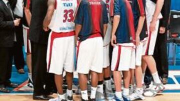 <b>TODOS CON DUSKO. </b>El montenegrino volvió al banquillo del Tau y el equipo se muestra imparable.