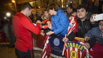 Gabi firmó autógrafos a los aficionados del Atlético en Castellón, antes de medirse hoy al Villarreal.