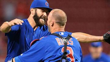 Jake Arrieta celebra su no-no contra los Reds.