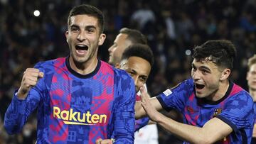 Soccer Football - Europa League - Play Off First Leg - FC Barcelona v Napoli - Camp Nou, Barcelona, Spain - February 17, 2022 FC Barcelona's Ferran Torres celebrates scoring their first goal with Pedri and Pierre-Emerick Aubameyang REUTERS/Albert Gea