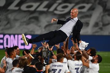Zinedine Zidane es manteado por los jugadores tras conquistar el 34º campeonato de Liga.