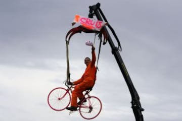 Un partidario monta en una una bicicleta suspendida en el aire a lo largo de la carretera durante la decimoquinta etapa 222 kilómetros de la 101 edición de la carrera ciclista Tour de Francia el 20 de julio 2014 entre Tallard y Nimes, en el sur de Francia. 